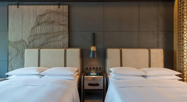 Четырёхместный номер Standard с видом на бассейн Renaissance Xiamen Hotel