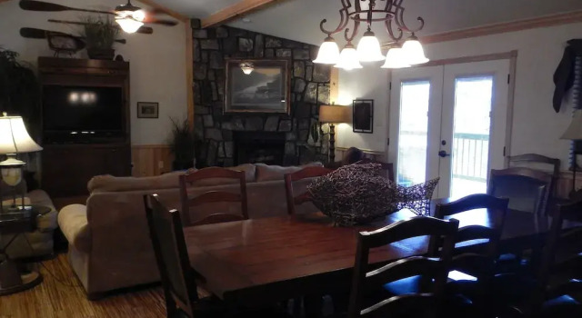 Lake view three bedroom, three bath cottage with private hot tub overlooking Lake Ouachita. by RedAwning, Varaa Lomakoti Hotellit Ozark uima-altaalla, Uima-allas