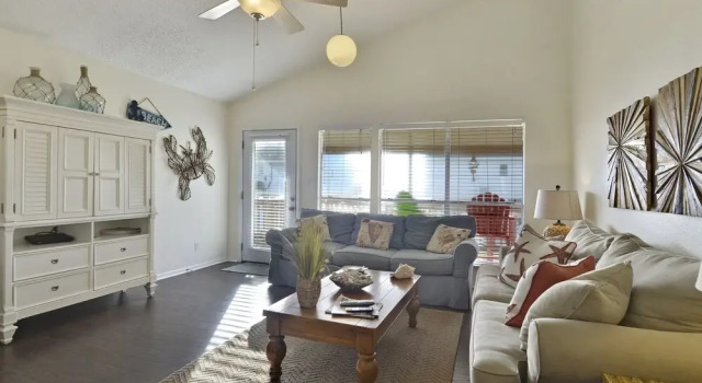 Bermuda Bungalow 2 Br home by RedAwning