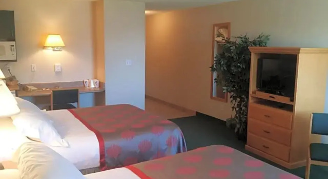 Четырёхместный номер Deluxe Tamarack Motor Inn