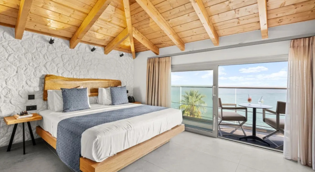 Полулюкс с балконом и с видом на море Emilys Luxury Suites