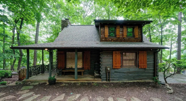The Guest House Historic Cabin in Big Canoe, Book Pension Hoteller i Big Canoe med parkering, Parkering