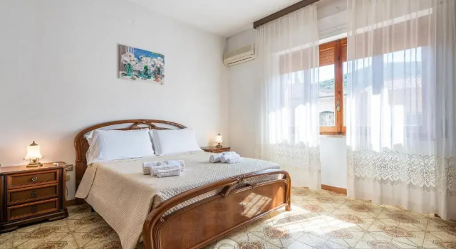 House Antonella - Wonderful Holidays on a Budget, Забронировать Апартаменты/квартира Отели в центре Гоннеза, в центре