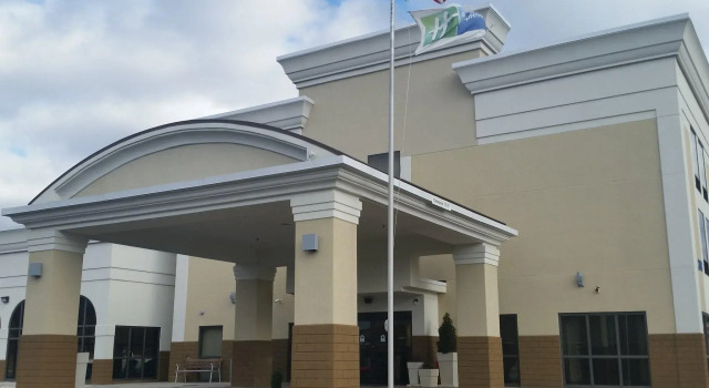 Кровать в общем номере Holiday Inn Express Edgewood-Aberdeen-Bel Air