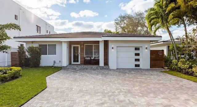 Olas Villa by Rove Travel - Home with Heated Pool, Забронировать Вилла Форт-Лодердейл Broward County, рядом с Kindred Hospital South Florida - Ft. Lauderdale