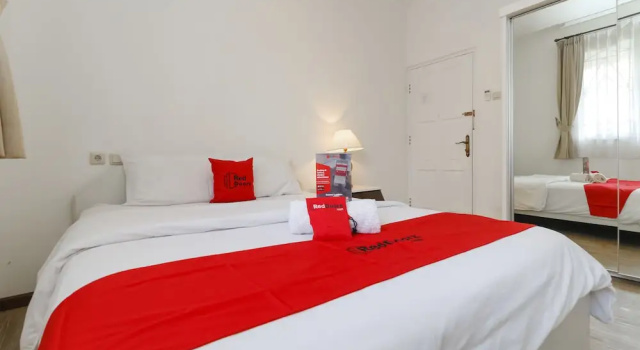 Двухместный номер Standard RedDoorz Plus @ Tendean