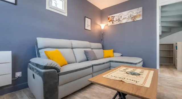 Ideally Located Furnished Townhouse With 3 Bedrooms Parking & Garden
