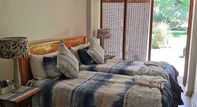 Cozy Triple Room With King Sized bed and Single Bed, Near Bloemfontein, Забронировать Апартаменты/квартира Отели Фри-Стейт с парковкой, Парковка