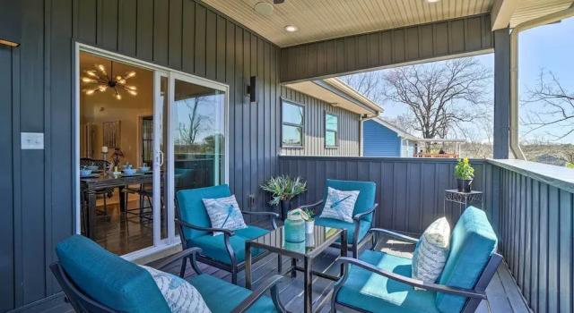 Коттедж с 4 комнатами с балконом Nashville Home w/ Seasonal Pool < 5 Mi to Dtwn!