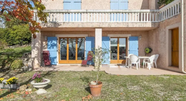 Апартаменты Quiet large 3-bedroom apartment with terrace, garden & incredible Mountain view
