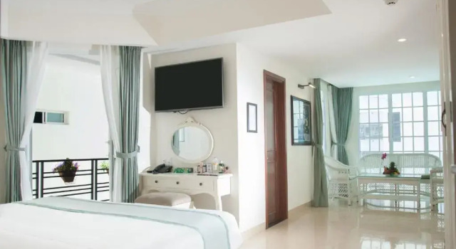 Люкс с балконом и с видом на море Pavillon Garden Hotel