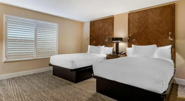 Четырёхместный номер Standard с балконом Best Western Plus Stevenson Manor