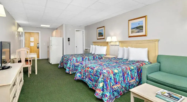 Люкс с балконом и с видом на бассейн Surf Inn Suites