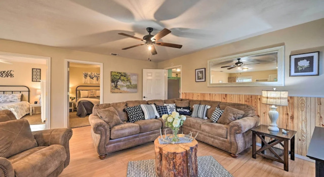Pet-friendly 'shady Oaks' Broken Bow Gem w/ Patio!, Boek Hotel Broken Bow Oklahoma