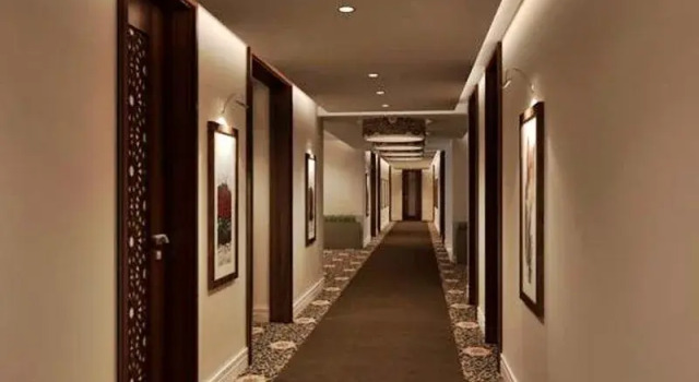 Royal Hotel & Suites