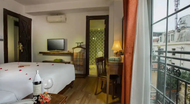 Семейный номер Standard с балконом и с видом на город Singita Classy - A Cozy Rustic Hideaway in Hanoi Old Quarter
