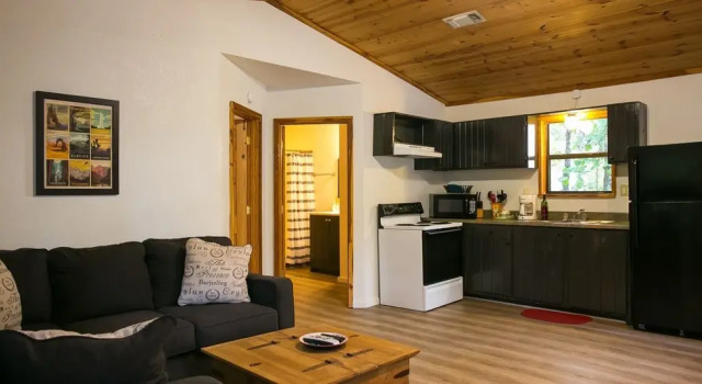 Camphouse At Eagle Ridge Includes Hot Tub, Wifi, And Charcoal Grill 1 Bedroom Cabin by RedAwning, Boek Hotel Hochatown Oklahoma