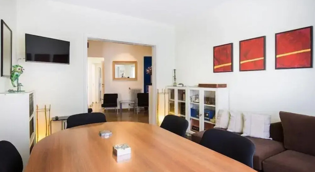 Central apartment with 5 bedrooms near the metro