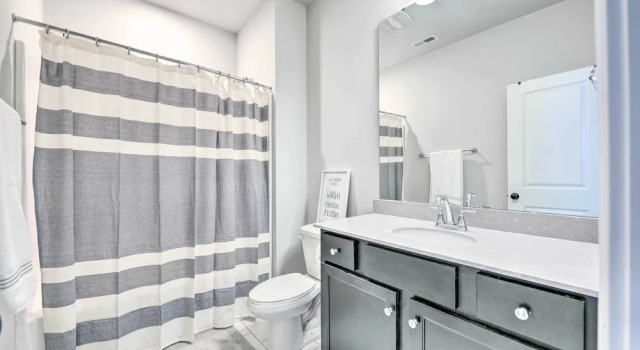 Коттедж с 4 комнатами Modern Charlotte Home ~ 4 Mi to Downtown!