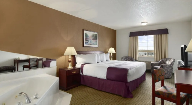 Люкс Business Ramada by Wyndham Red Deer Hotel & Suites