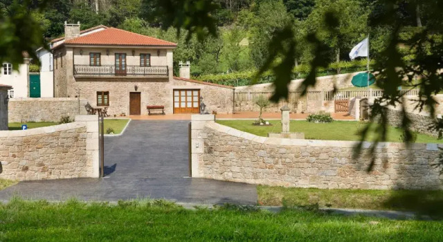 Коттедж с балконом и с красивым видом из окна Casa da Roisa