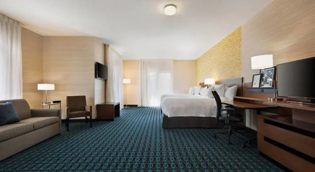 Двухместный люкс Fairfield Inn & Suites by Marriott Charlottesville Downtown/University Area