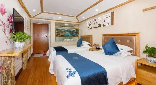 Семейный люкс с балконом и с видом на реку Jiuqi Shuidiao Getou Diaojiaolou Hotel