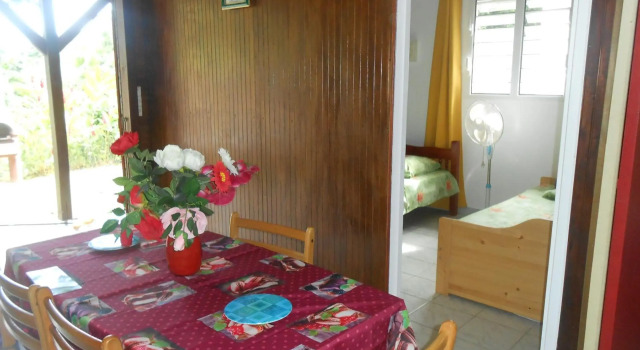 Bungalow de 2 chambres avec vue sur la mer jardin clos et wifi a Deshaies a 2 km de la plage