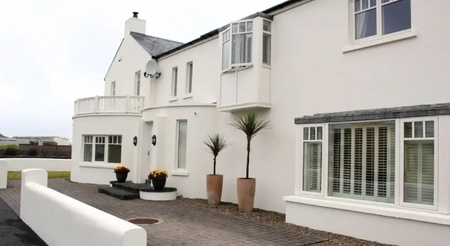 Luxury 4 Bedroomed Lodge, Boek Hotel Hotels in Clare met parkeren, Parkeren