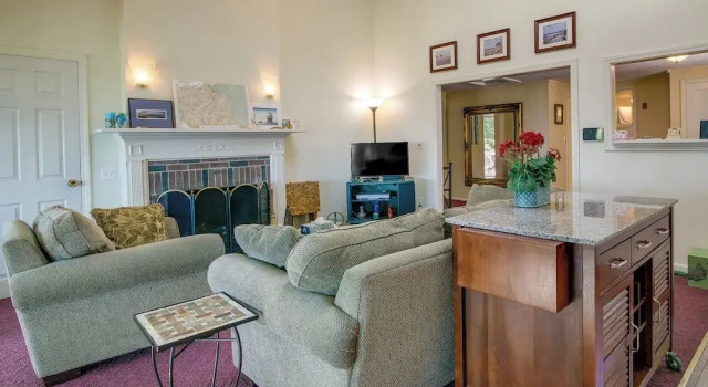 Bayfront Plymouth Gem w/ Sunroom, Steps to Shore!, 预订 度假屋 普里茅斯 马萨诸塞州