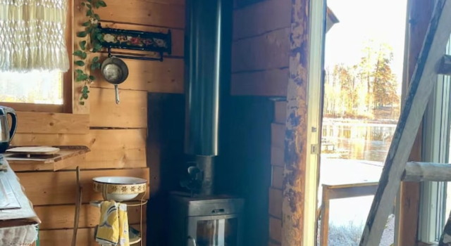 Romantic Cabin right on the lake with fire place, Prenota Casa vacanze Ville a Svealand, Villa
