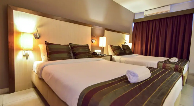 Четырёхместный номер Standard с балконом Queens Hotel