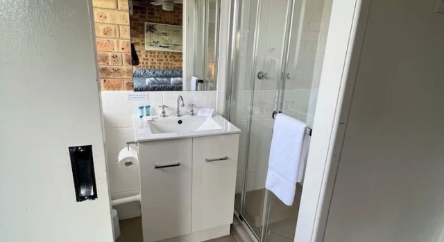 Апартаменты Deluxe Golden Beach Motor Inn, Caloundra