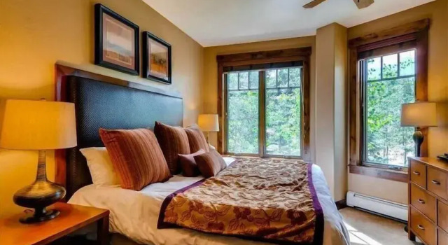 Коттедж с балконом Luxury 2 Bedroom Breckenridge Vacation Rental with Stunning Mountain Views Just Steps from Historic Main Street