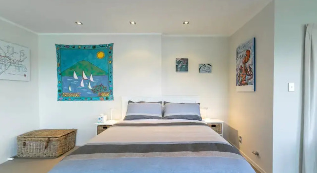 Sunny Poolside Studio in Meadowbank