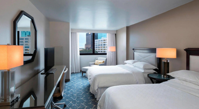 Четырёхместный номер Standard с видом на город Sheraton Norfolk Waterside Hotel