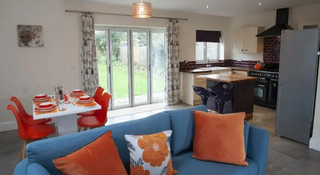 NEW Stunning 3BD House Central Ashford Sleeps 6!, Varaa Hotelli Ashford 