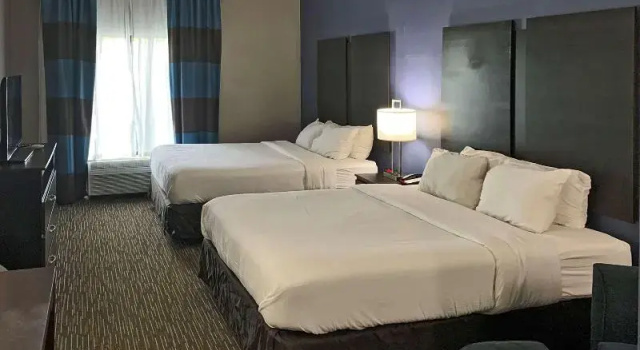 Четырёхместный номер Standard Comfort Inn & Suites Columbus North