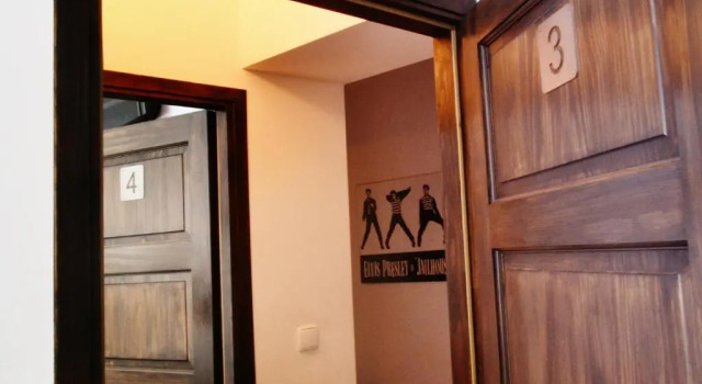 Кровать в общем номере Blues Rooms