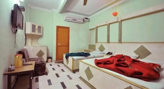 Четырёхместный номер Standard с балконом Hotel Neha Inn