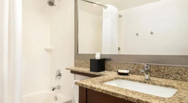 Четырёхместный номер Standard Holiday Inn Hotel & Suites Des Moines-Northwest by IHG