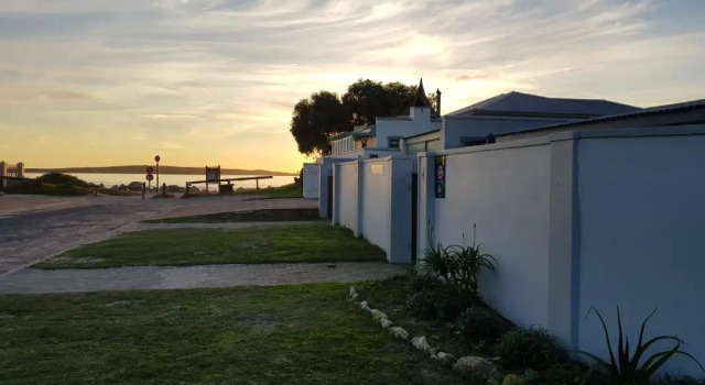 Апартаменты Atlantic Beach Cottage