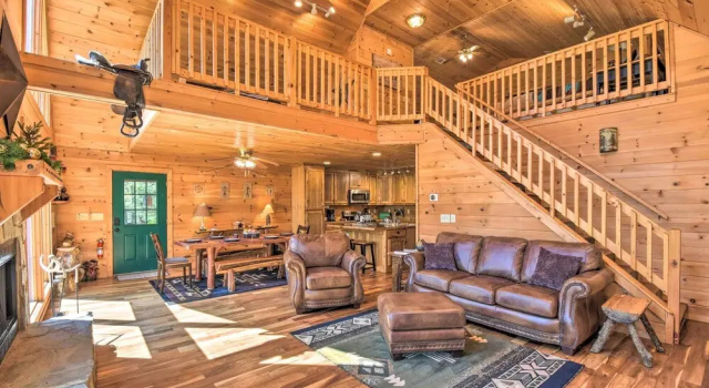 Dreamy Ellijay Resort Cabin w/ Game Room & Decks!, Buchen Sie Resort Ellijay 