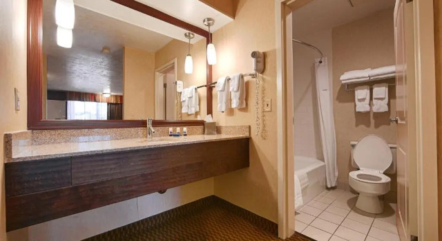 Четырёхместный номер Standard с видом на бассейн Best Western Plus Weston Inn