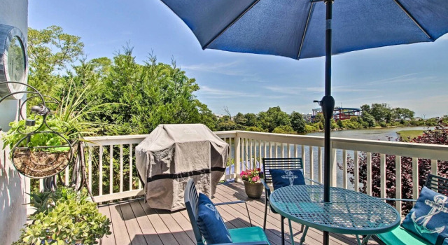 Коттедж с 5 комнатами с балконом Deluxe Waterford Home w/ Views, Outdoor Bar & More