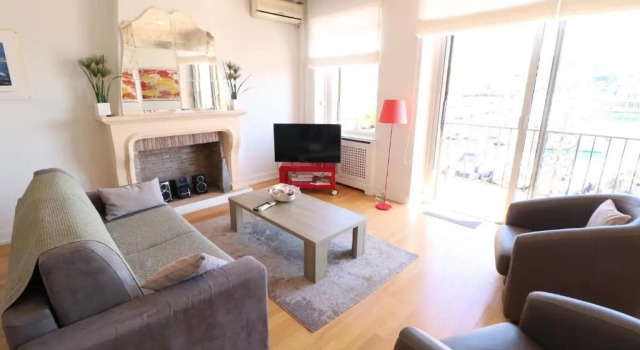 1 bedroom with direct view to the Old Port 267