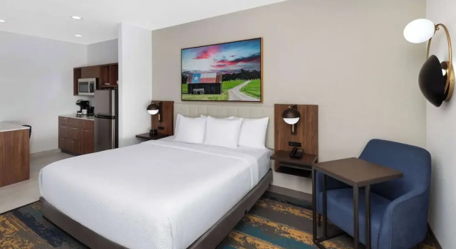 Двухместный люкс La Quinta Inn & Suites by Wyndham San Antonio at the RIM
