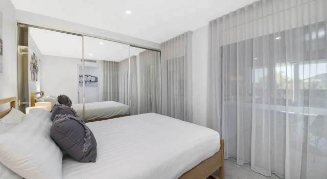 Апартаменты Business с 2 комнатами с балконом и с видом на озеро Accommodate Canberra - Northshore