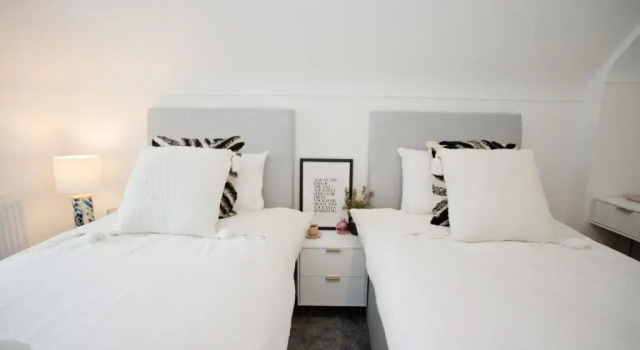 Stylish 2 Bedroom Apt - Parking - 5 Mins walk to Beach
