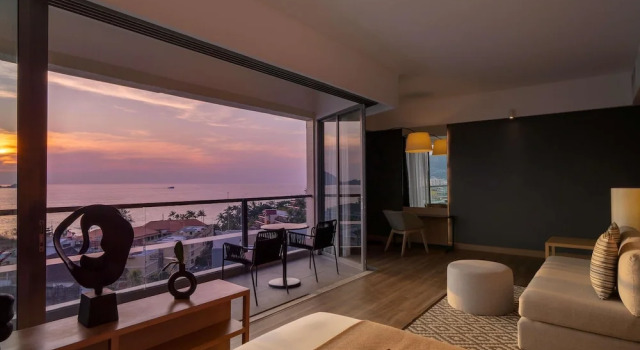 Двухместный люкс с балконом и с видом на море Andaman Beach Hotel Phuket - Handwritten Collection by Accor